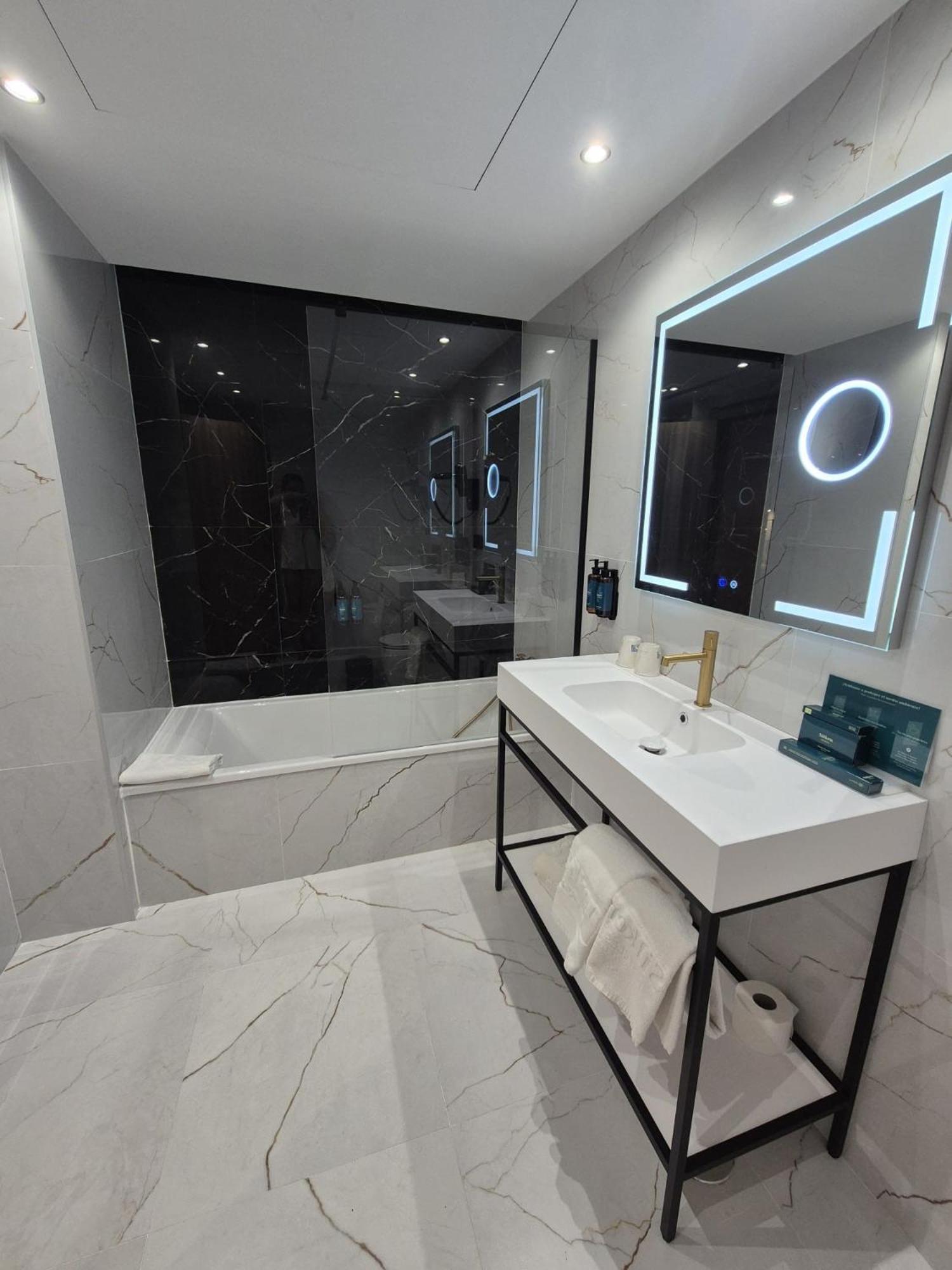 Family Room Bath,1697787511:JPEG